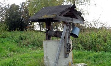 Жители Глодян носят воду из колодцев из-за забастовки на заводе.