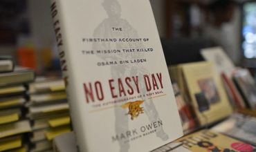 Биссонетт выпустил книгу «Нелегкий день» в 2012 году под псевдонимом Марк Оуэн.