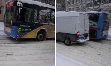 Очевидец снял на видео, как автобус, а следом за ним и маршрутка, пытались сдвинуться с места, но безрезультатно.