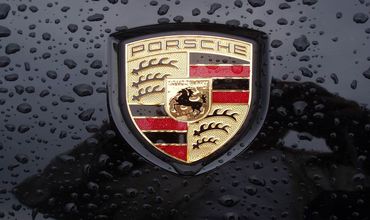 Porsche опубликовала снимок загадочной машины с рулем посередине.