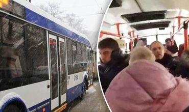 В столичном троллейбусе поскандалили пассажиры и контролер.