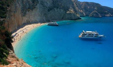 Plaja Egremni, una dintre cele mai frumoase destinaţii turistice din lume, situată pe insula Lefkada din Grecia, a fost distrusă de cutremurul care a lovit sud-estul Greciei.