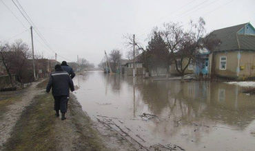 Десятки домашних хозяйств были затоплены в результате проливных дождей.