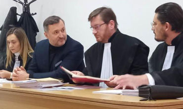 Экс-премьер Влад Филат требует 100 000 леев у своего бывшего адвоката.