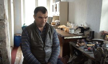 Отец-одиночка с проблемой опорно-двигательной системы обеспечивает семью, работая сапожником.