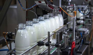 Эксперт также отметил, что значительный объем продукции, реализуемой в отечественных магазинах, называть молоком нельзя.