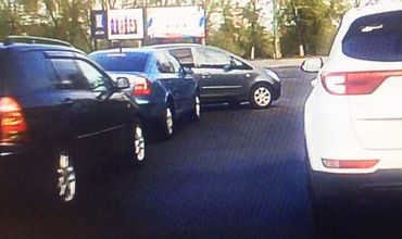 Дорожная авария в районе столичного цирка попала на видео.