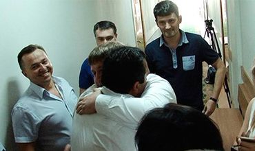 У суда Кукулеску приветствовали сторонники «Нашей Партии» и гражданские активисты.