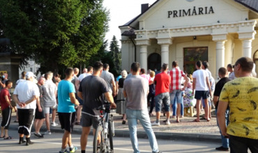 Протест у мэрии Единец: жители призвали ромов идти работать.
