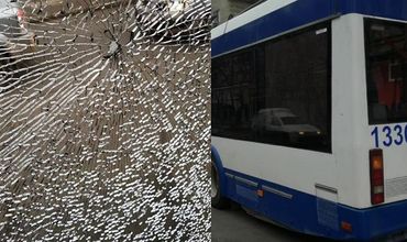 Несколько человек напали на троллейбус №3, в котором находились пассажиры.