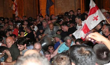 Более 300 человек задержали в ходе протестов в Грузии.