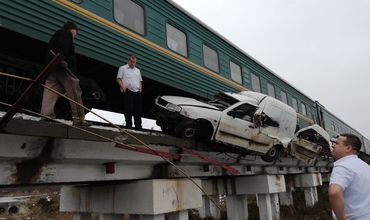 Поезд Кишинев-Москва протаранил автомобиль: один человек погиб