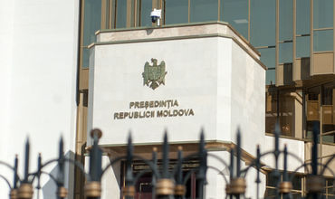 Согласно документу, численность состава Аппарата президента будет увеличена до 163 единиц, в отличие от нынешних 80.