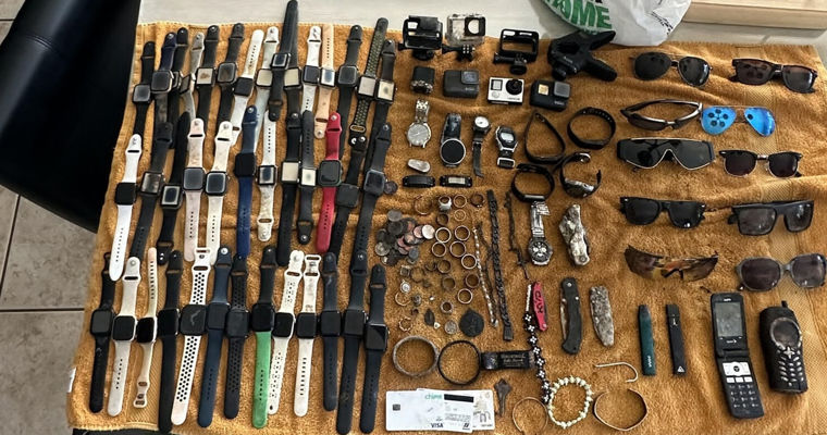 Дайвер из США нашел на дне озера около 200 часов Apple Watch.