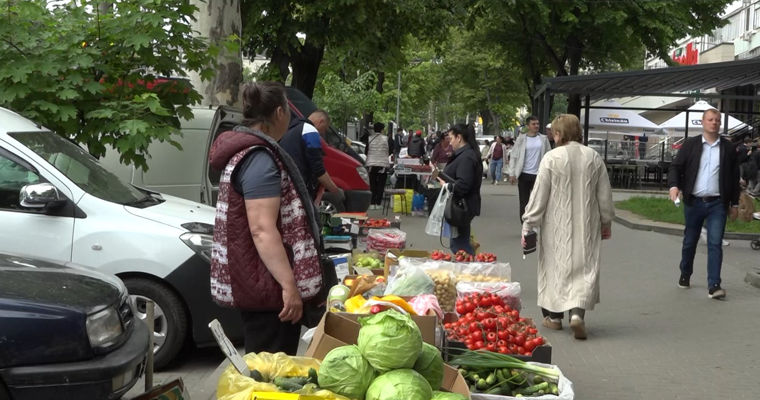На Буюканах уличные торговцы заняли полтротуара: продают мясо и молочку.