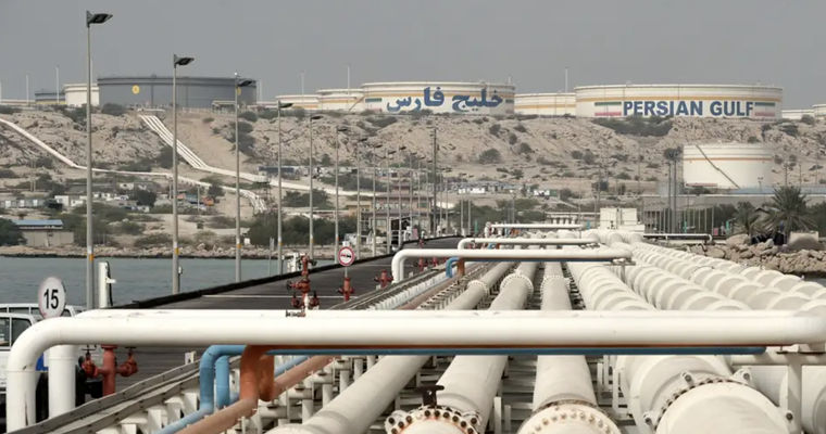 Иран пригрозил США атаками на нефтегазовые объекты в регионе.