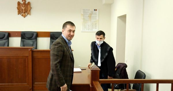 Платон и сегодня не появился в суде, где рассматривалось его дело.