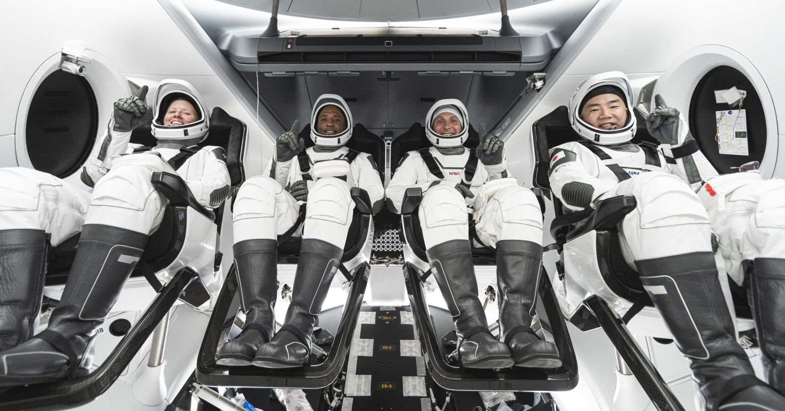 SpaceX успешно доставила на МКС четырех астронавтов.