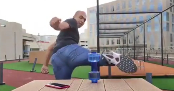 Вице-президент Xiaomi принял участие во флешмобе Bottle Cap Challenge.
