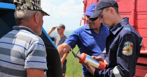 Пожарные запускают кампанию по предотвращению возгораний во время сбора урожая.