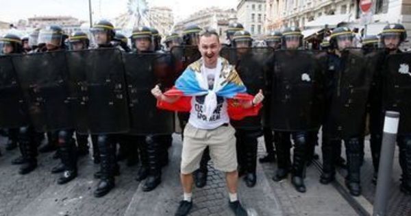 Суд Франции решил отпустить осужденных за беспорядки на Евро-2016 российских фанатов.