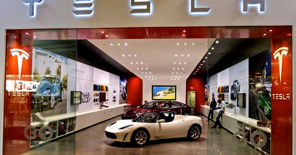 Tesla зак��ывает все розничные магазины
