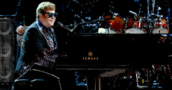 Elton John a înjurat un fan în timpul unui concert