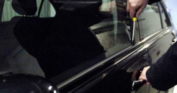 Un adolescent a furat o maşină pentru că vroia să-şi plimbe amica