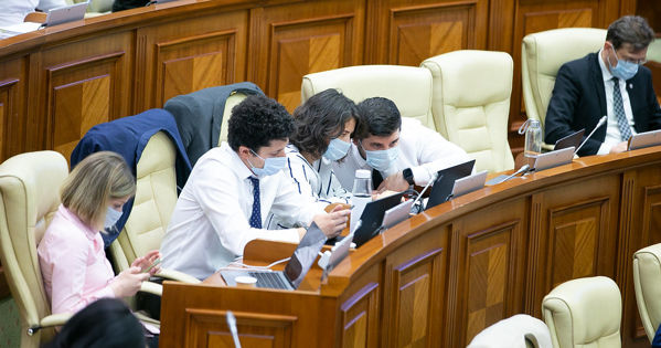 На затянувшемся заседании депутаты смотрели в телефоны и читали газеты.