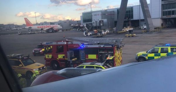 Bărbat grav rănit de un avion, pe un aeroport din Londra. Foto: Digi24