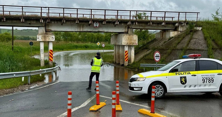 Движение у Негрештского моста перекрыто из-за наводнения.