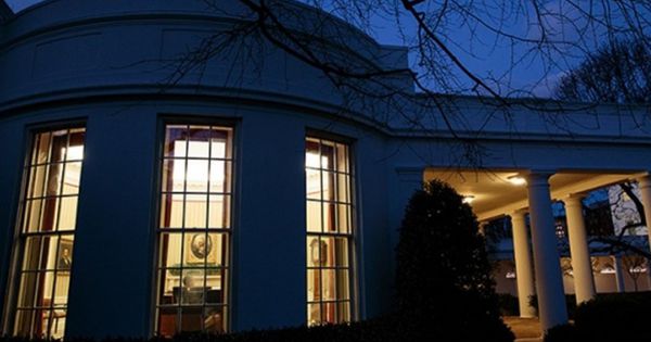 Вместо сотрудников на звонки отвечает автоответчик.