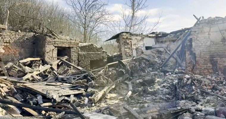 В Харьковской области трое малышей и их отец погибли в результате атаки РФ.