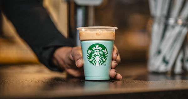 В новых кофейнях Starbucks в РФ не будут от руки писать имя на стаканчиках.