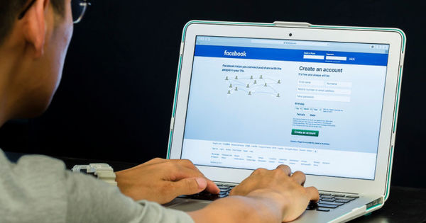 Acțiunile Facebook au scăzut cu 6,5% luni. Gigantul riscă o amendă de miliarde de dolari.