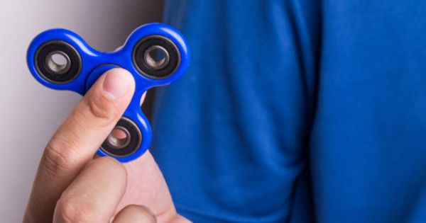 Jucăriile fidget spinner pot prezenta un risc pentru sănătatea copiilor