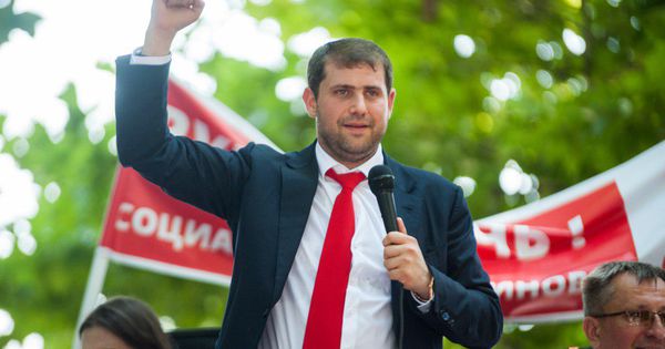 Илан Шор - председатель партии "Шор", на протестах в центре Кишинева.