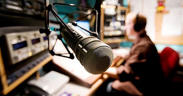 Ведущий британской радиостанции Talk Radio Иэн Ли (Iain Lee) помог спасти мужчину, намеревавшегося свести счеты с жизнью.