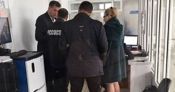 Задержанием трех человек завершились обыски в Управлении регистрации транспорта.