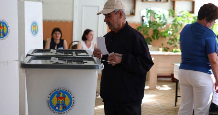 Полиция зафиксировала на местных выборах 12 нарушений.