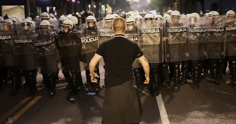 В Сербии вспыхнули беспорядки после антиправительственных протестов.