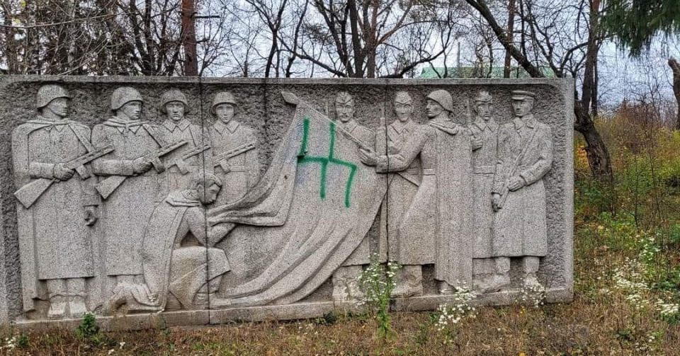 В Молдове вандалы нанесли свастику на памятники мемориала советским воинам.