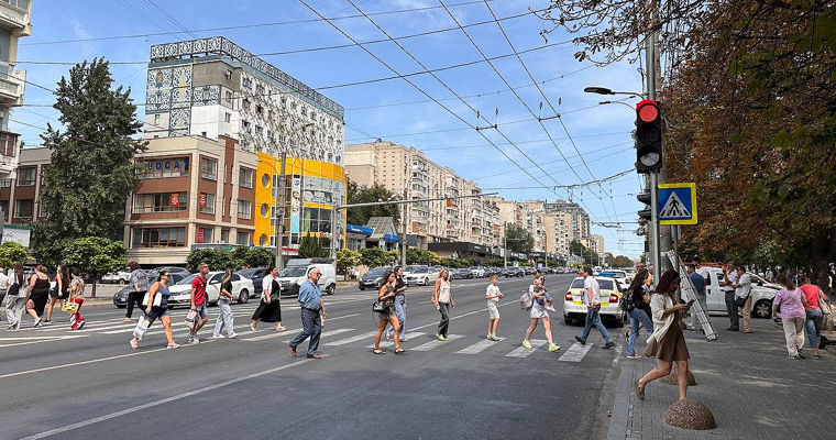 Водители и пешеходы — об установке светофора на Рышкановке: "Сейчас порядок!".