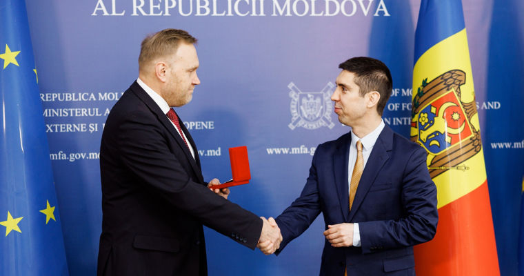 Посол Украины Марко Шевченко награжден медалью "За дипломатические заслуги" I степени.