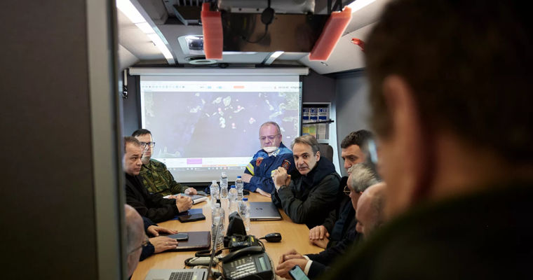 Французские и греческие ученые озадачены "роем толчков" близ Санторини.