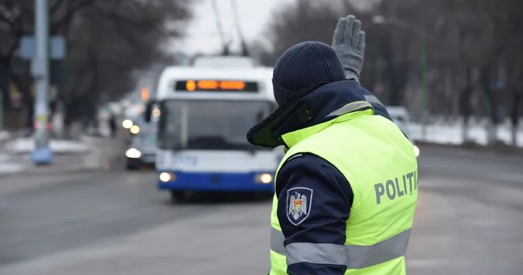 Un posibil foc de armă asupra unui troleibuz din Chișinău: Poliția, la fața locului
