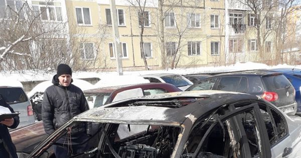 Un BMW parcat în curtea unui bloc din Capitală a ars în totalitate