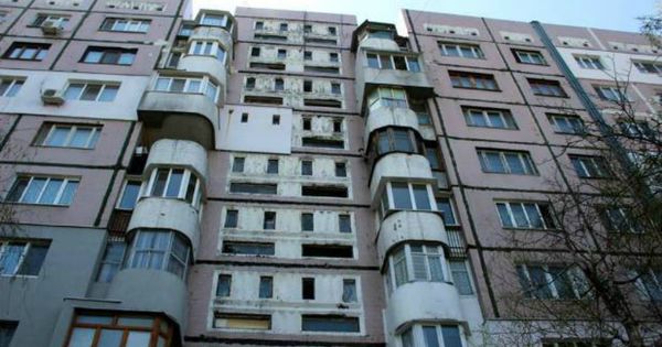 Un bărbat a încercat să se arunce de la etajul 9 al unui bloc din sectorul Râşcani. 