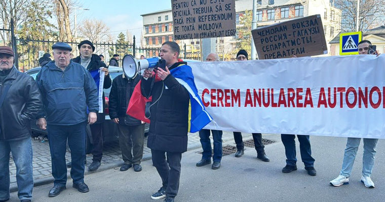 Группа людей у Конституционного суда требует аннулировать автономию Гагаузии.