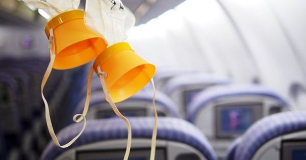 Кислородные баллоны для масок в самолетах рассчитаны примерно на 10-20 минут.